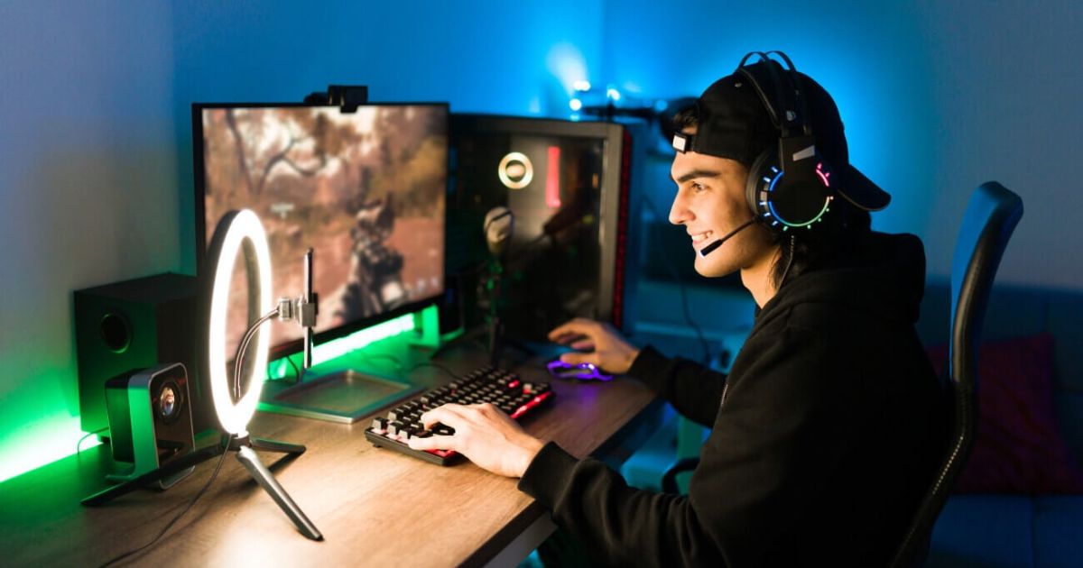 Aksesoris Gaming Terbaik untuk PC Gamer Indonesia Gambar setup gaming PC lengkap dengan keyboard mekanis, mouse, dan headset