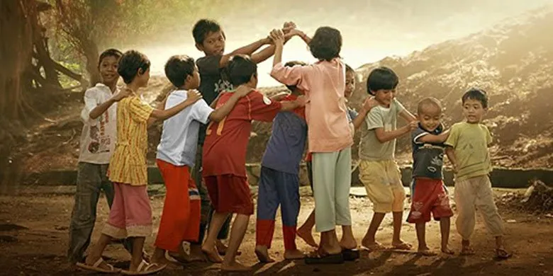 Anak-anak sedang bermain permainan tradisional seperti engklek dan gobak sodor di halaman