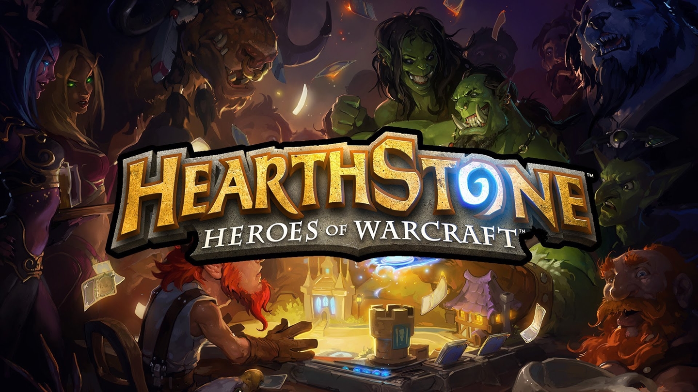 Gamer fokus bermain Hearthstone di PC
