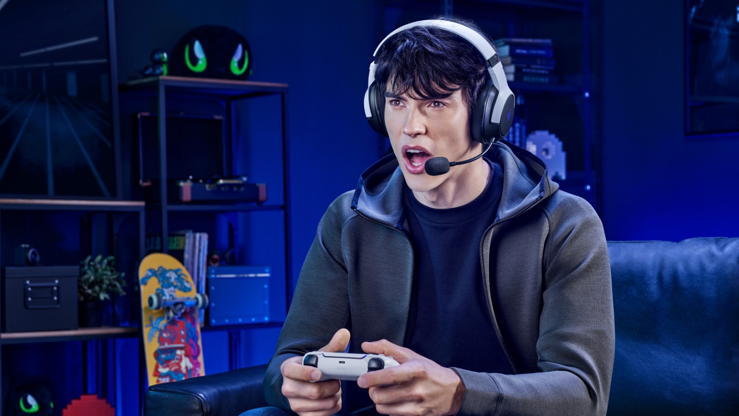 Setup gaming PC lengkap 2025, menampilkan mouse ultra-ringan, keyboard mekanikal rapid trigger, dan headset nirkabel