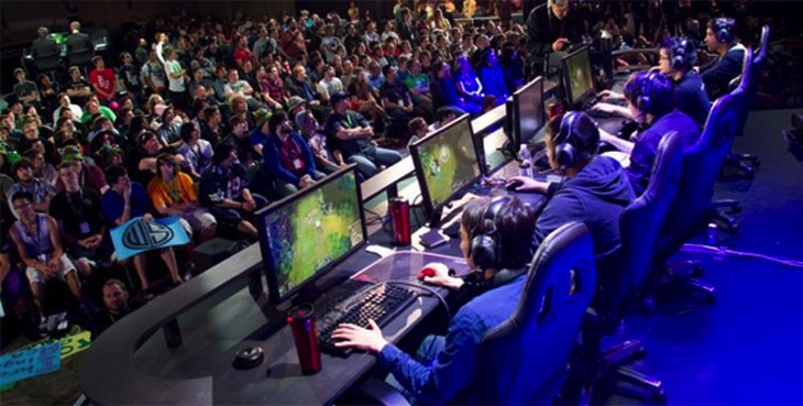 Turnamen Esports Global 2025 Turnamen esports internasional dengan pemain dan penonton di arena kompetisi
