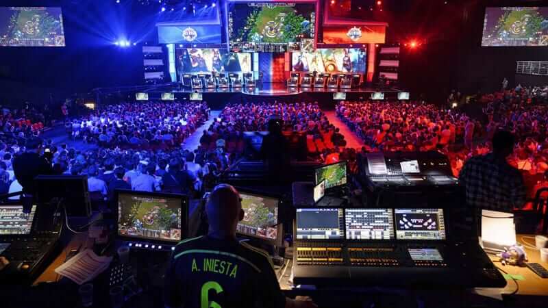 Turnamen Esports Indonesia Pemain bersaing di turnamen esports dengan panggung dan layar besar