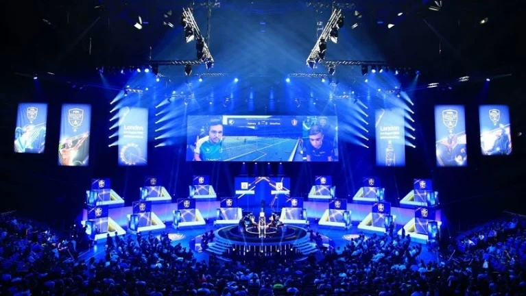 Penonton dan pemain dalam turnamen eSports global dengan panggung megah dan layar besar