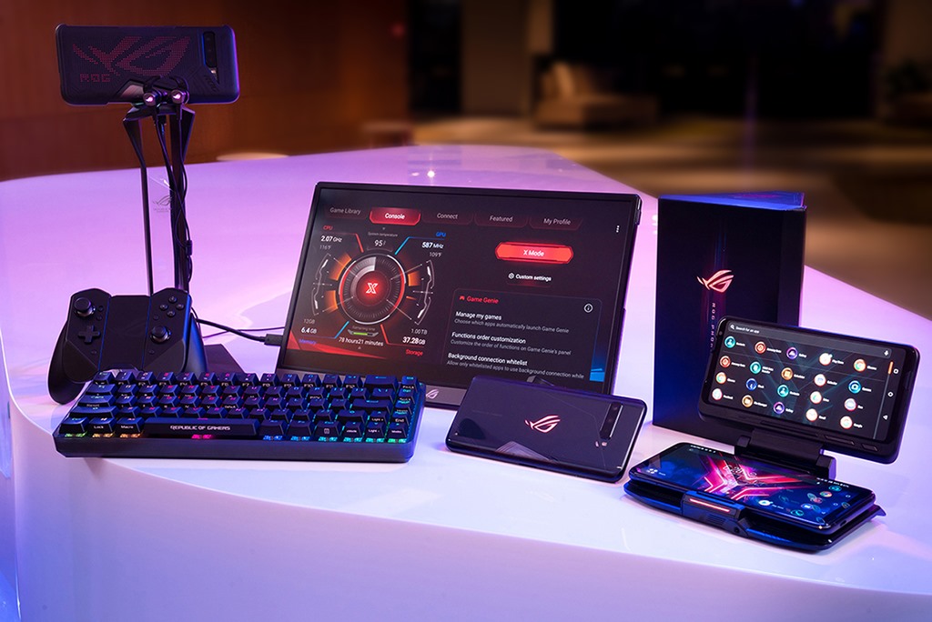 Transformasi ROG Phone 3 dengan Kunai 3 GamePad dan TwinView Dock 3 yang menyediakan kontrol fisik konsol dan layar ganda 144Hz.