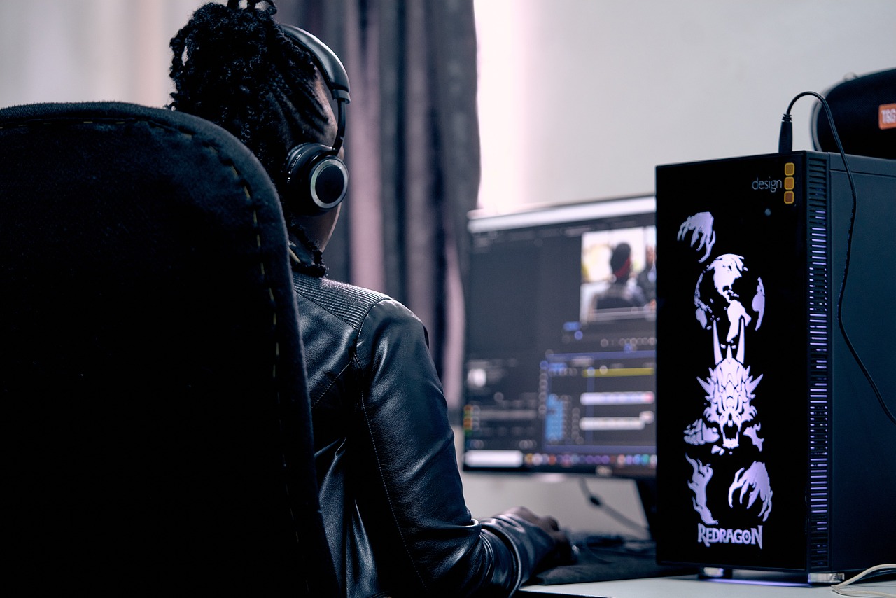 Setup PC gaming modern dengan monitor, keyboard, dan mouse canggih