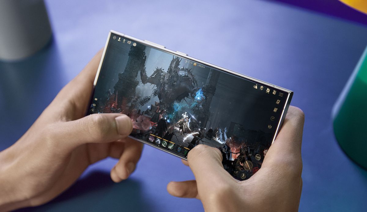 samsung-galaxy-s24-ultra-test-gaming-snapdragon.jpg Samsung Galaxy S24 Ultra menampilkan grafis game dengan jernih pada layar Dynamic AMOLED 2X 120Hz, didukung performa Snapdragon 8 Gen 3.