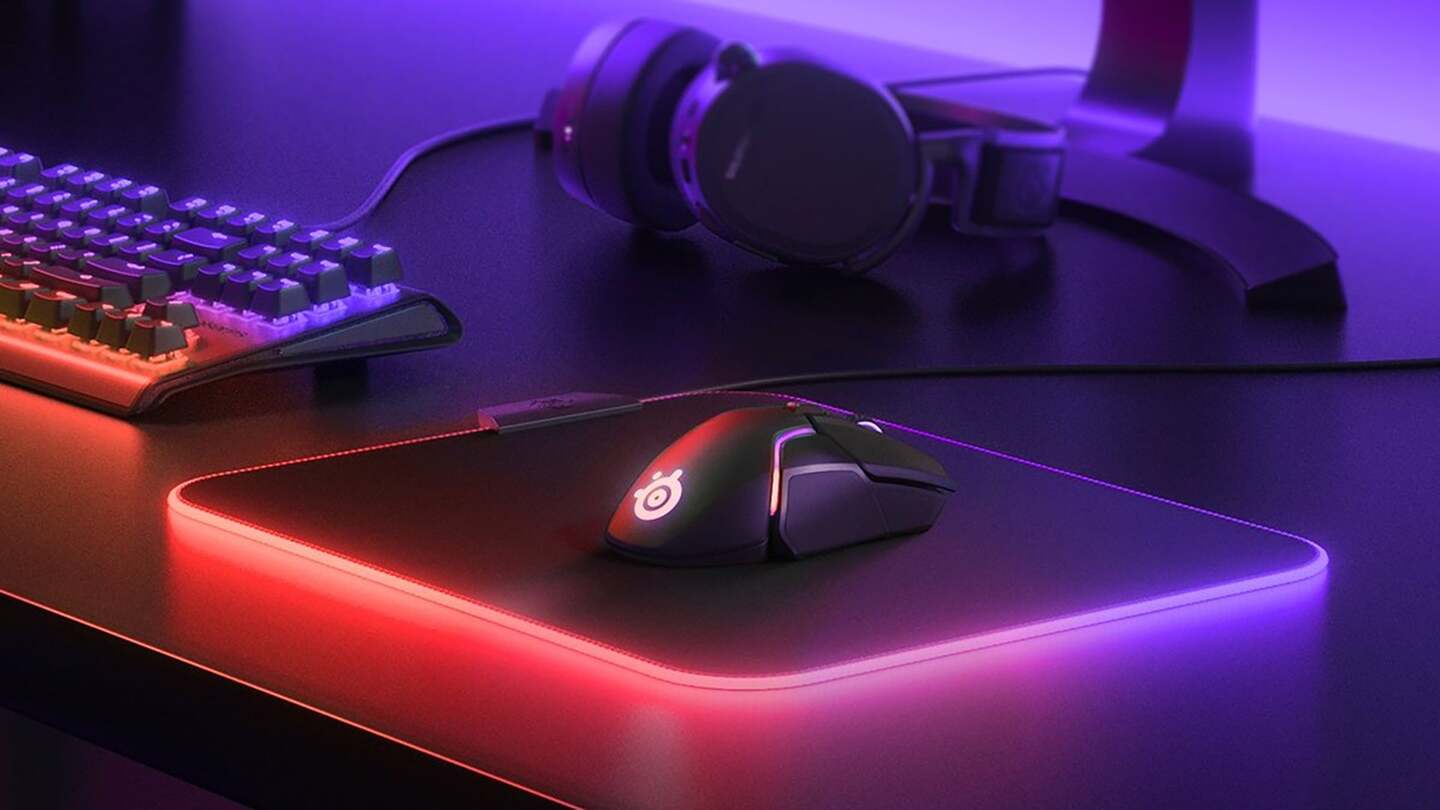 Mousepad gaming ergonomis di atas meja komputer dengan mouse