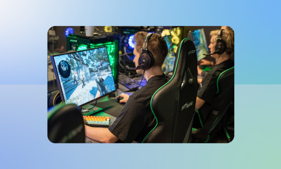 Pemain profesional esports bertanding di turnamen internasional dengan penonton besar