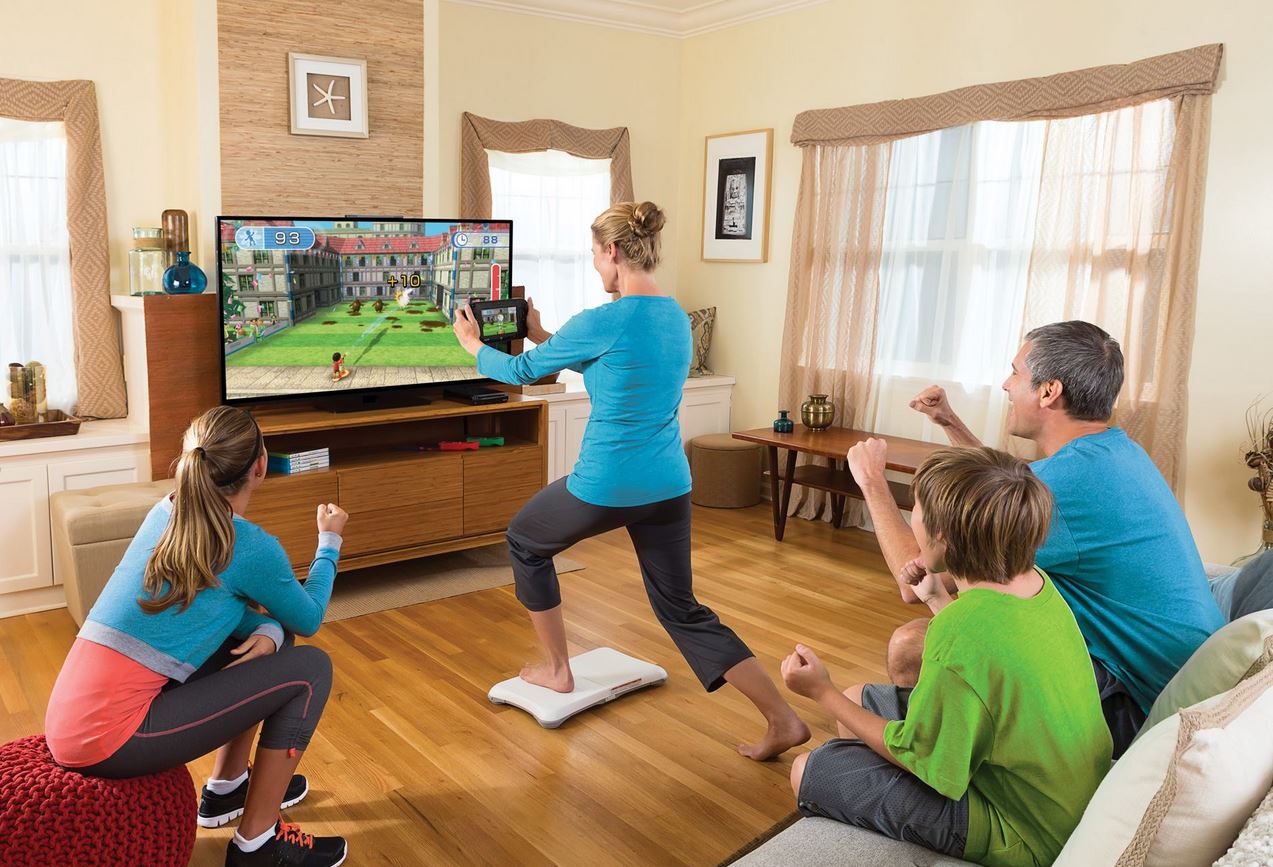 Wii Fit Game Olahraga Interaktif Pemain sedang bermain Wii Fit menggunakan Balance Board di rumah