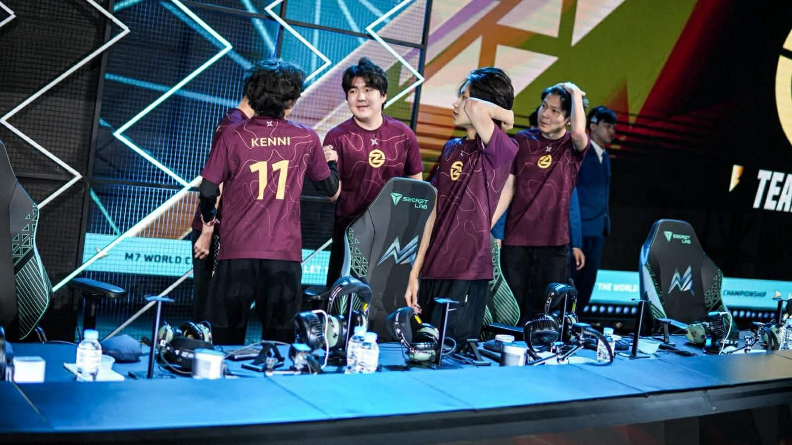 Penonton memadati arena M7 Wild Card di Jakarta, menyaksikan pertandingan Mobile Legends dengan antusiasme tinggi