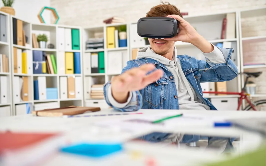 Anak menggunakan tablet bermain game edukasi untuk pembelajaran interaktif