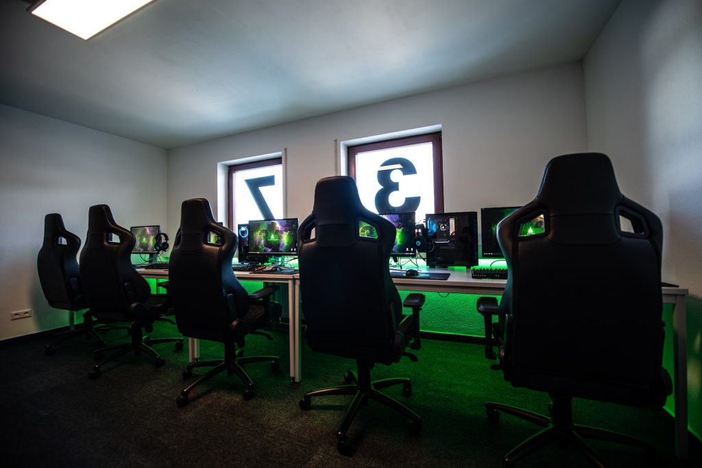 Turnamen eSport profesional dengan gamer kompetitif di panggung besar