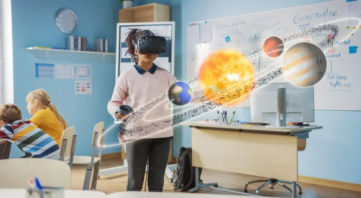 VR Gaming Experience 2026 Pemain menggunakan headset VR untuk bermain game modern dengan pengalaman immersive