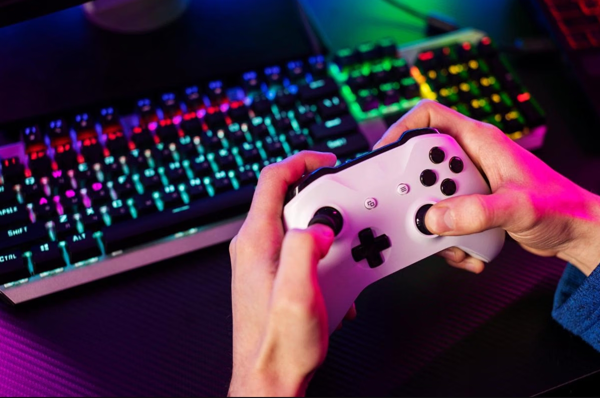 VR Gaming Modern Pemain menggunakan headset VR untuk bermain game modern imersif