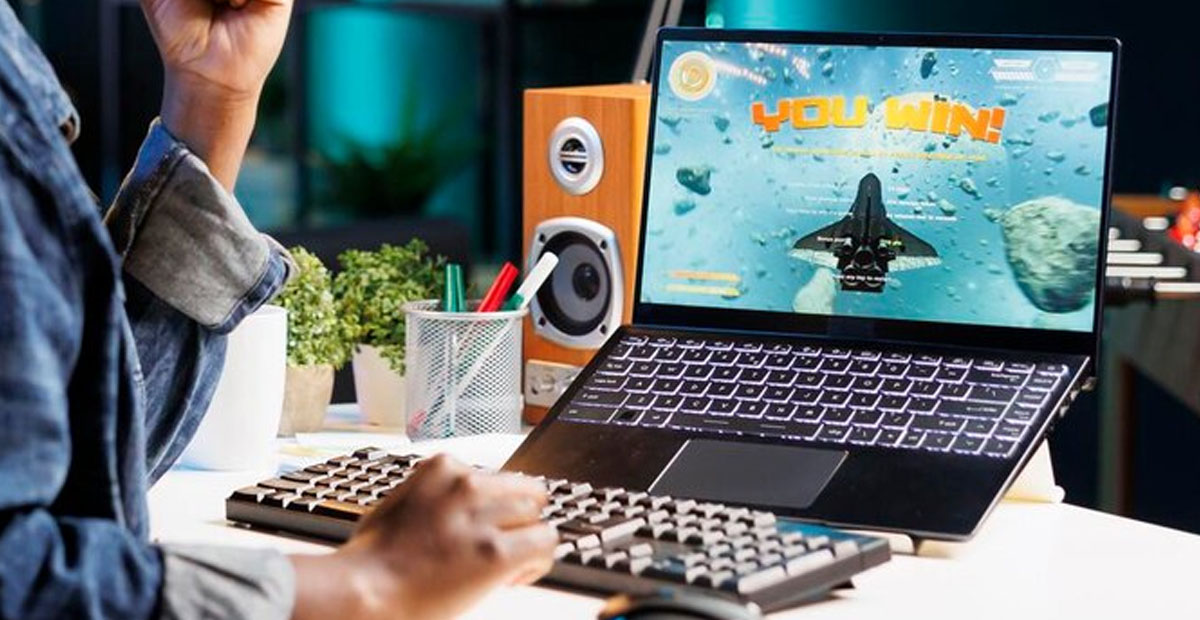 Meja gaming dengan aksesoris gaming lengkap seperti keyboard, mouse, headset, dan monitor RGB modern