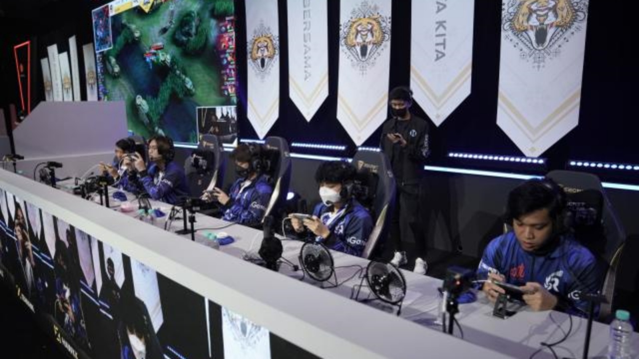 Kemeriahan kompetisi turnamen esports profesional dengan ribuan penonton dan lampu panggung.