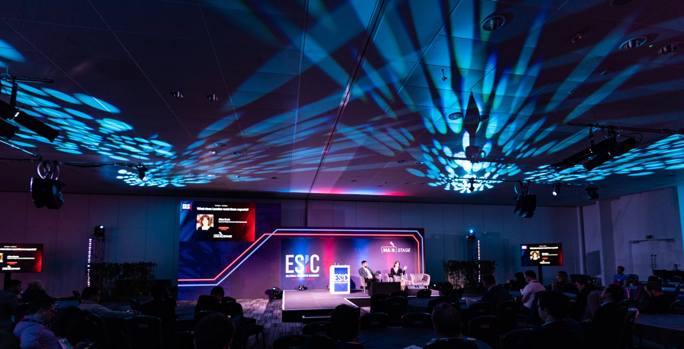 ilustrasi perkembangan esports dan industri gaming modern dengan pemain profesional di turnamen global