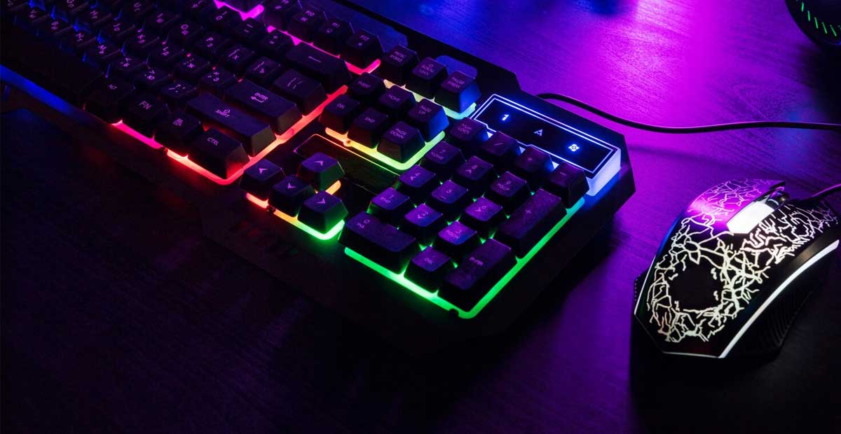 aksesoris gaming terbaik seperti headset keyboard mouse dan kursi gaming setup lengkap