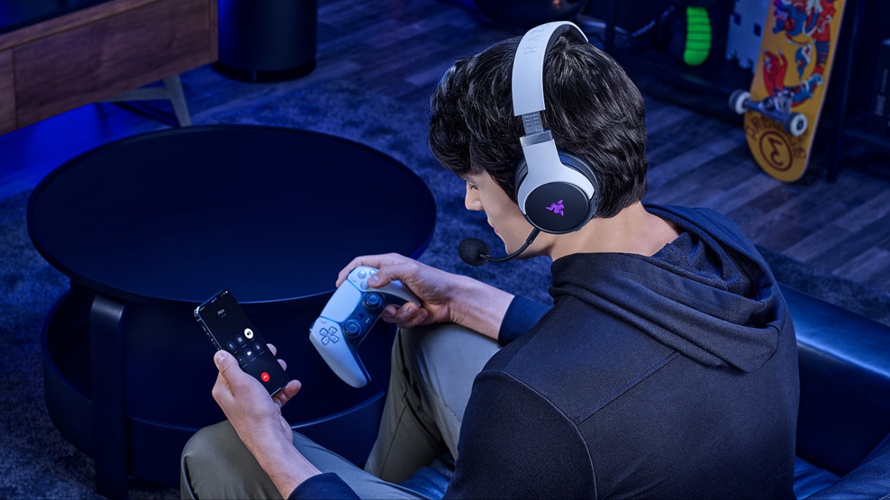 Setup aksesoris gaming modern dengan keyboard RGB, headset gaming, mouse gaming, dan monitor LED