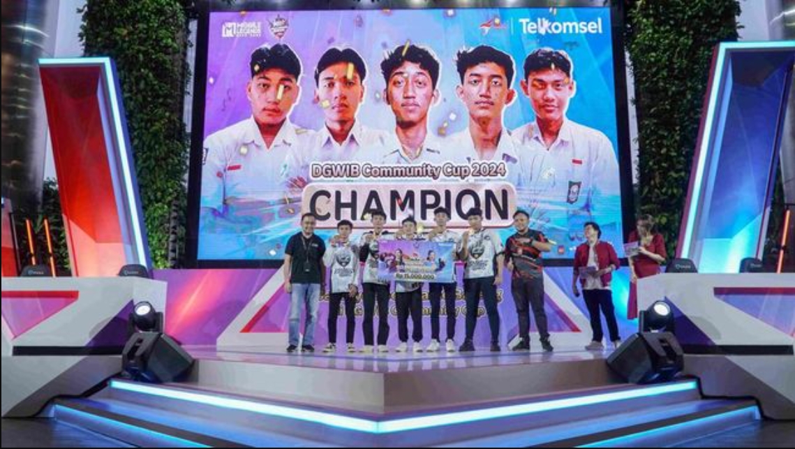 Suasana turnamen esports Indonesia dengan para gamer profesional bertanding di panggung kompetisi