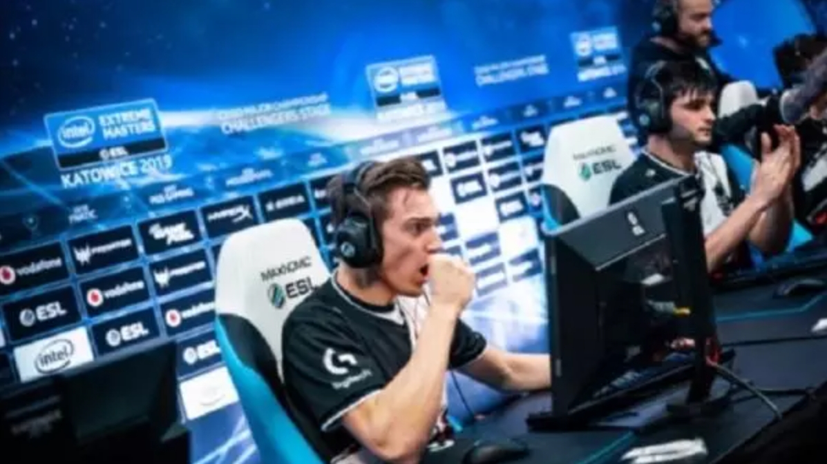 pemain esports bertanding dalam turnamen besar di panggung gaming profesional