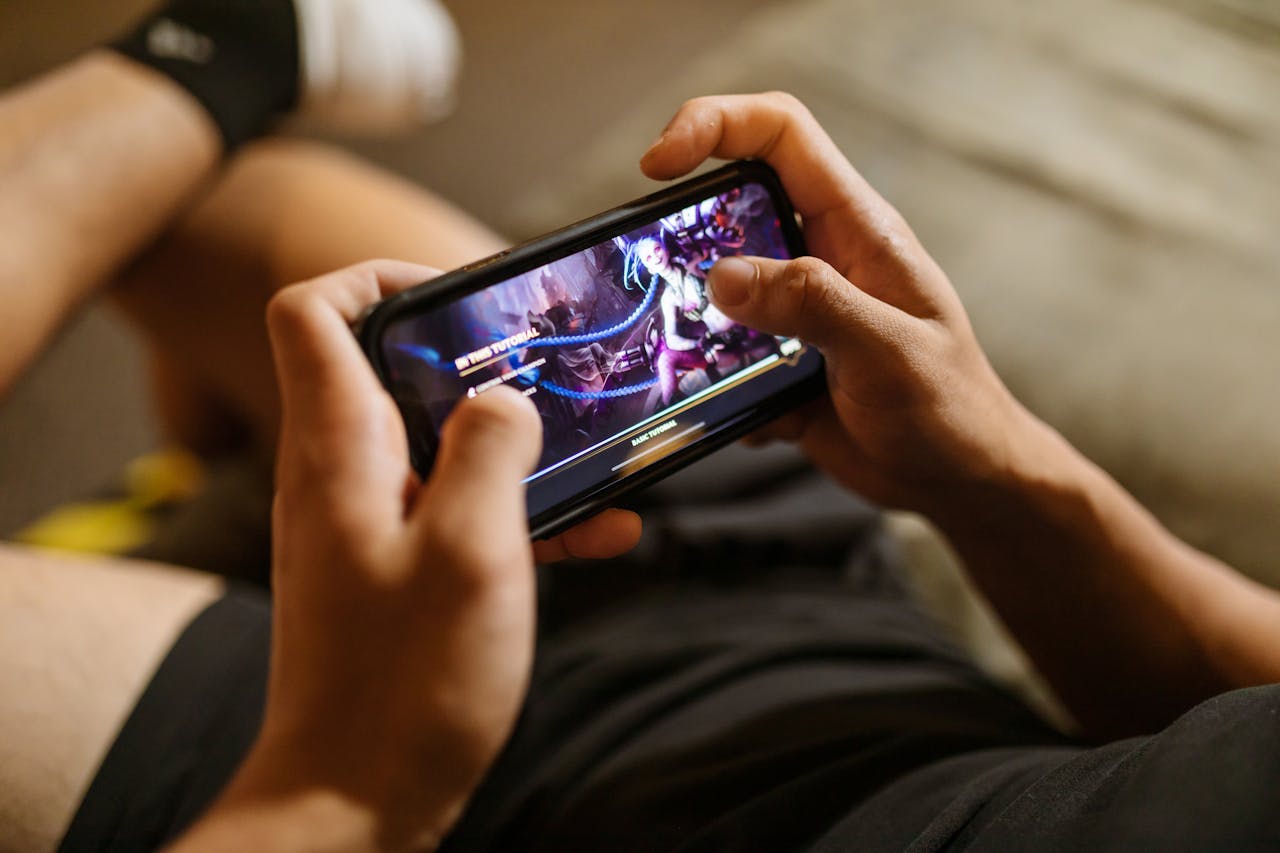 Aksesoris gaming terbaik dengan keyboard mouse headset dan perlengkapan gaming modern