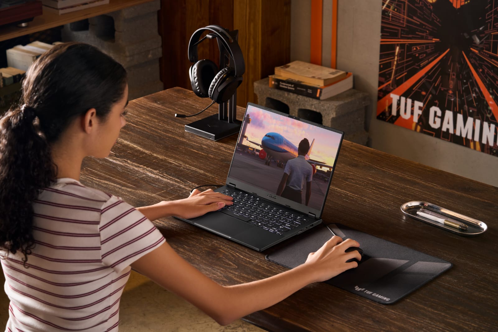 Inovasi teknologi gaming terbaru dengan komputer modern, AI, dan perangkat game digital