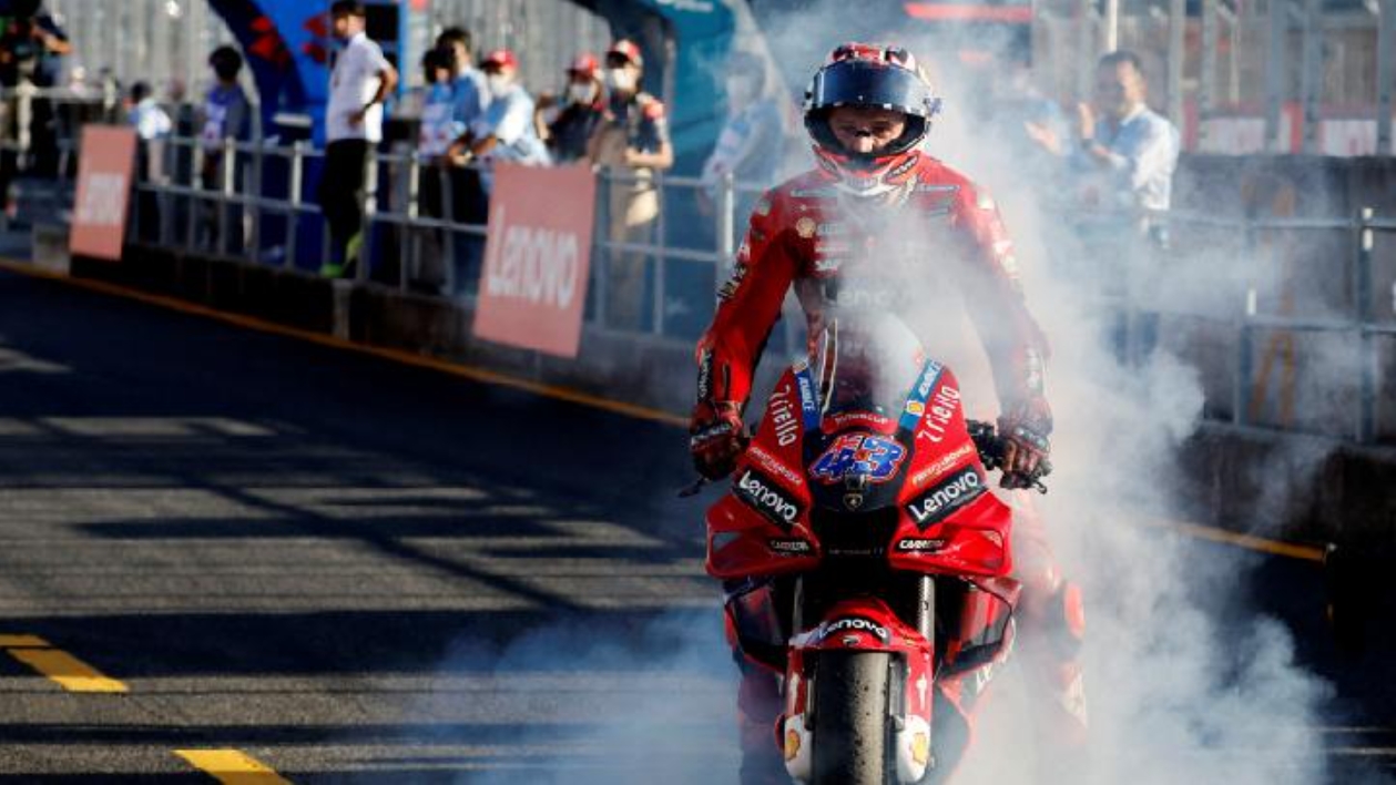 Joe Danger melakukan aksi stunt motor ekstrem saat balapan arcade penuh rintangan