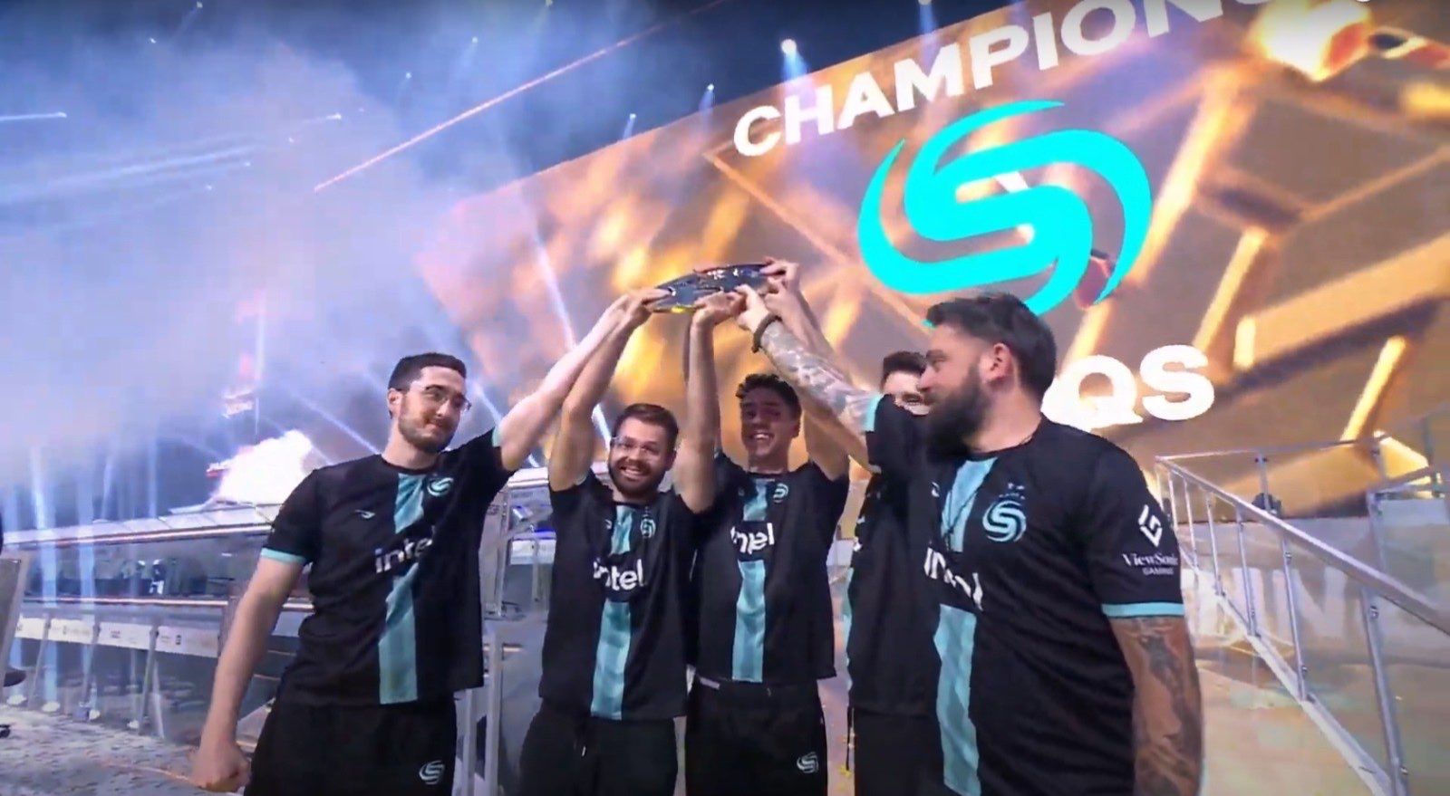 Pemain profesional mengikuti turnamen esports dengan perangkat gaming modern