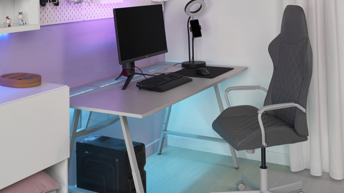 Aksesoris gaming modern dengan keyboard mouse headset dan perlengkapan setup gamer