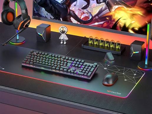 Aksesoris gaming modern dengan mouse keyboard headset untuk setup gamer profesional