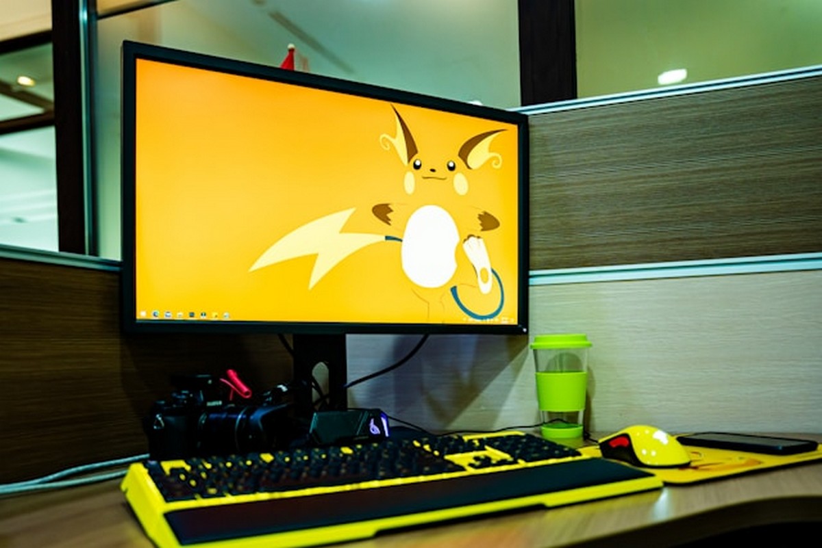 Aksesoris gaming seperti mouse keyboard dan headset untuk setup gaming