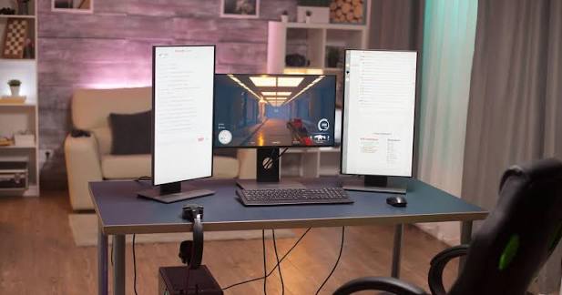 Game PC terbaru dimainkan menggunakan komputer gaming dengan monitor dan perangkat gaming modern