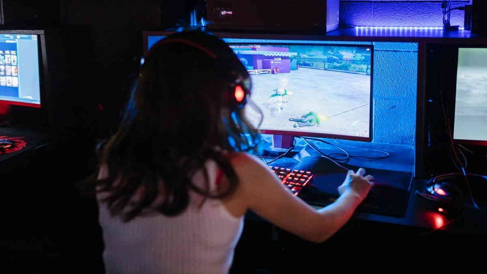 Game PC Terbaru untuk Gamer PC Game PC terbaru dengan tampilan gaming modern di komputer