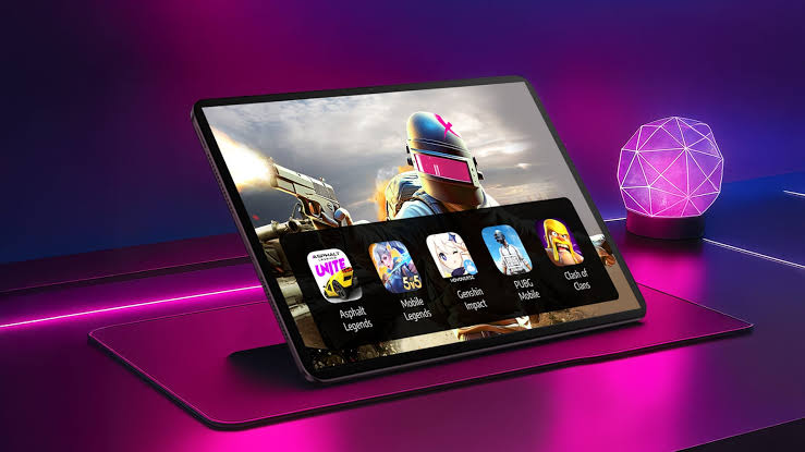 Teknologi gaming modern dengan PC gaming dan perangkat digital