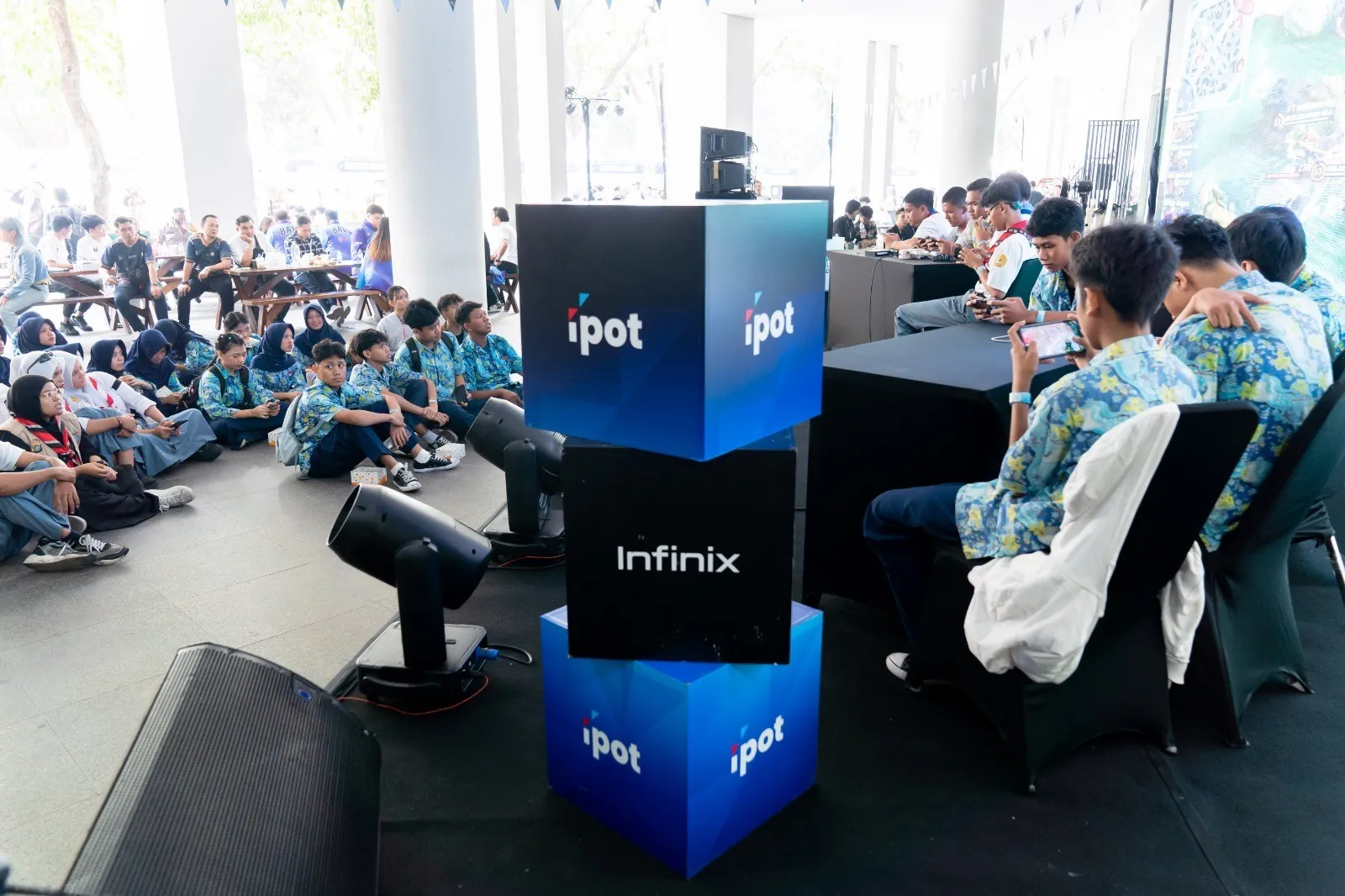 Industri Esports Indonesia dan Perkembangan Gaming industri esports Indonesia dengan pemain profesional dalam pertandingan gaming kompetitif