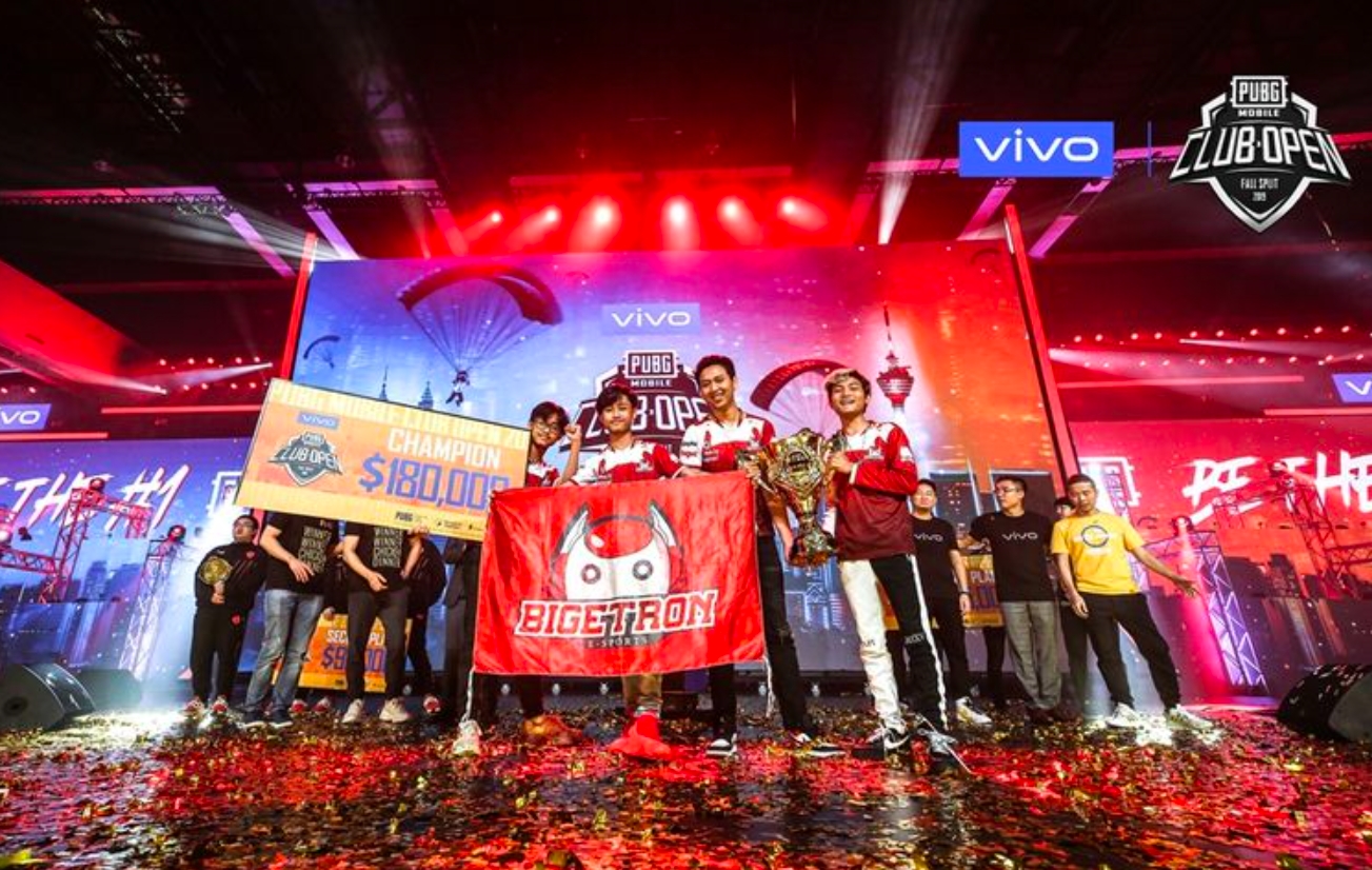 Turnamen esports mempertemukan tim gaming dalam kompetisi kompetitif